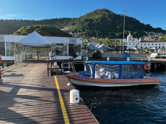 Flexboat Araçatiba-JF no cais de Angra dos Reis com a cidade e a igreja ao fundo