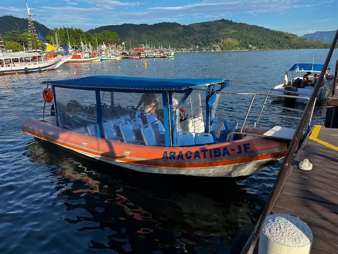 Flexboat Araçatiba-JF atracada no píer com a marina de Angra dos Reis ao fundo